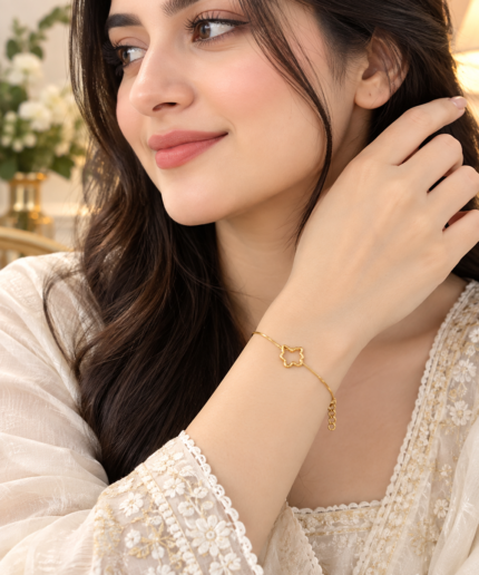 RoyalGlow - Clover Flower Bracelet - Elegant Minimalist Floral Design - Adjustable Gold-Tone Variant - Standard Size